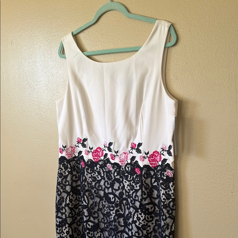 NWT Antonio Melani Size 12 Embroidered formal evening dress.
